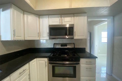 House in Margate, Florida 3 bedrooms, 142.88 sq.m. № 1845905 - photo 6