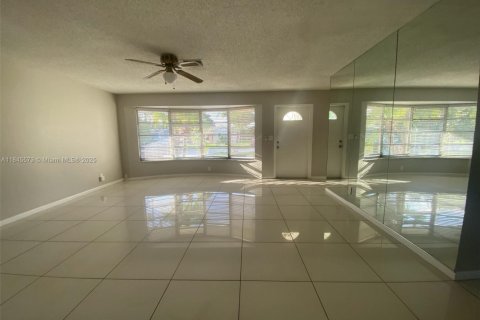 House in Margate, Florida 3 bedrooms, 142.88 sq.m. № 1845905 - photo 4