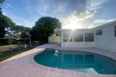 House in Margate, Florida 3 bedrooms, 142.88 sq.m. № 1845905 - photo 2