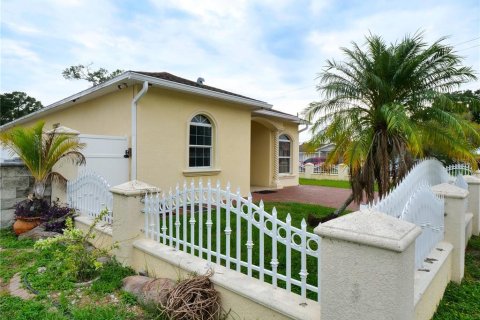 Villa ou maison à vendre à Tampa, Floride: 3 chambres, 157.84 m2 № 2230552 - photo 17