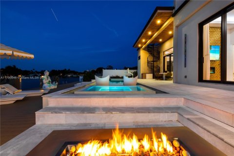 House in Fort Lauderdale, Florida 4 bedrooms, 302.68 sq.m. № 1861893 - photo 1