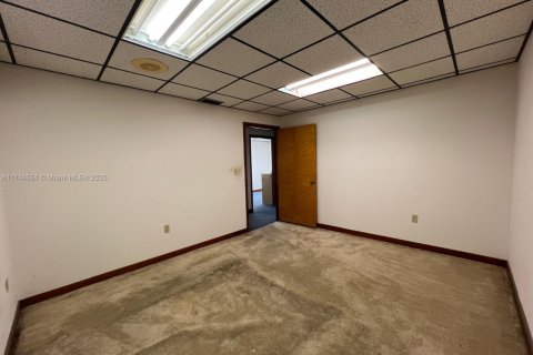 Commercial property in Hialeah, Florida № 1959071 - photo 9