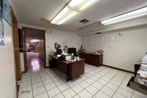 Commercial property in Hialeah, Florida № 1959071 - photo 2