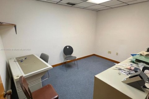 Commercial property in Hialeah, Florida № 1959071 - photo 10
