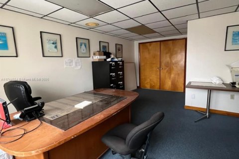 Commercial property in Hialeah, Florida № 1959071 - photo 11
