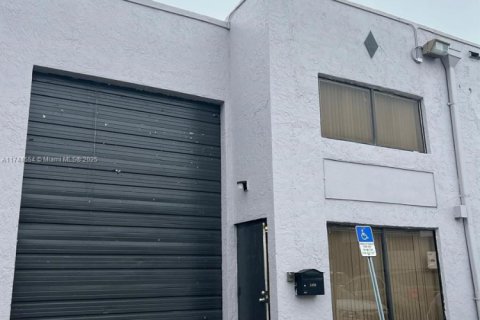 Commercial property in Hialeah, Florida № 1959071 - photo 1