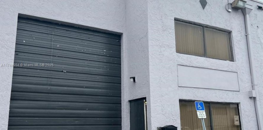 Commercial property in Hialeah, Florida № 1959071