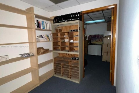 Commercial property in Hialeah, Florida № 1959071 - photo 12