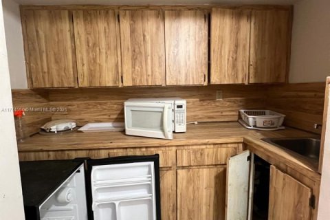 Commercial property in Hialeah, Florida № 1959071 - photo 6