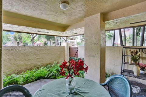 Condo in Miami, Florida, 2 bedrooms  № 1952547 - photo 10