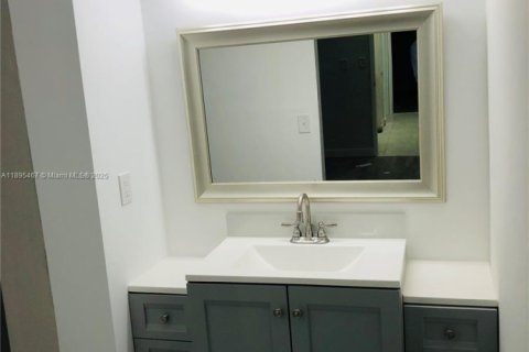 Condo in Miami, Florida, 2 bedrooms  № 1952547 - photo 16