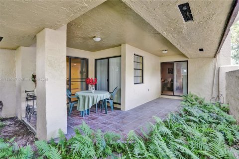 Condo in Miami, Florida, 2 bedrooms  № 1952547 - photo 6