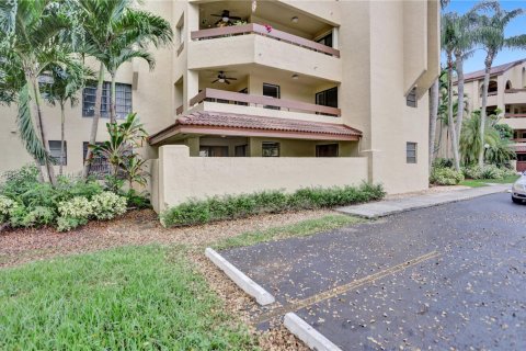 Condo in Miami, Florida, 2 bedrooms  № 1952547 - photo 21