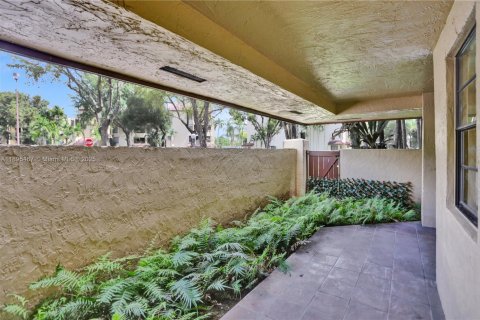 Condo in Miami, Florida, 2 bedrooms  № 1952547 - photo 9