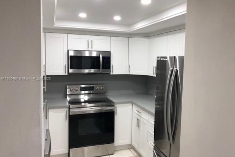 Condo in Miami, Florida, 2 bedrooms  № 1952547 - photo 11