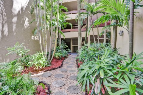 Condo in Miami, Florida, 2 bedrooms  № 1952547 - photo 5
