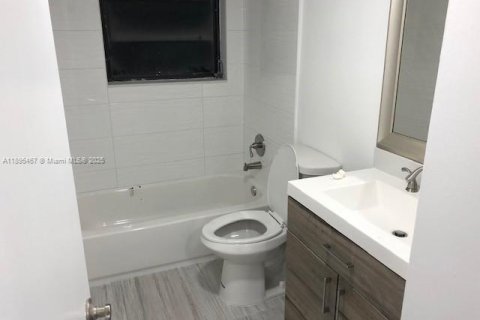 Condo in Miami, Florida, 2 bedrooms  № 1952547 - photo 12