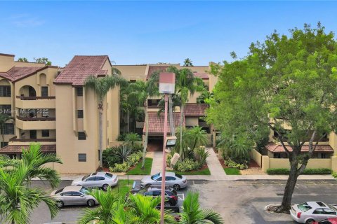 Condo in Miami, Florida, 2 bedrooms  № 1952547 - photo 1