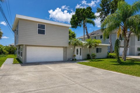 House in Port Richey, Florida 5 bedrooms, 199.74 sq.m. № 2308949