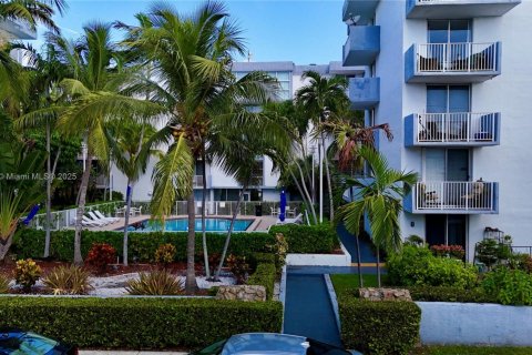 Condo à North Bay Village, Floride, 1 chambre  № 1944307
