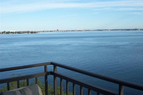 Condo à Saint Petersburg, Floride, 2 chambres  № 2411479