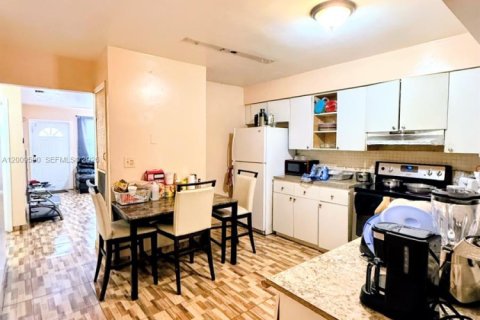 Commercial property in Miami, Florida 178.37 sq.m. № 2090010 - photo 10