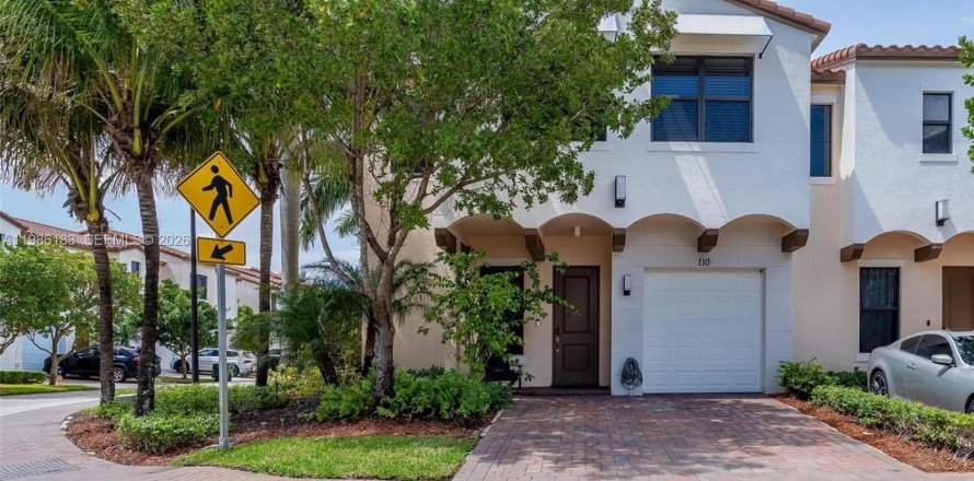 Adosado en Pembroke Pines, Florida 4 dormitorios, 154.22 m2 № 2049683