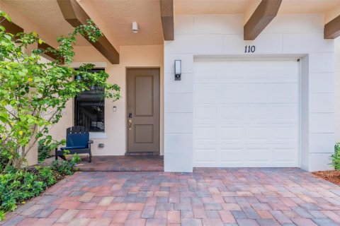 Adosado en alquiler en Pembroke Pines, Florida, 4 dormitorios, 154.22 m2 № 2049683 - foto 2