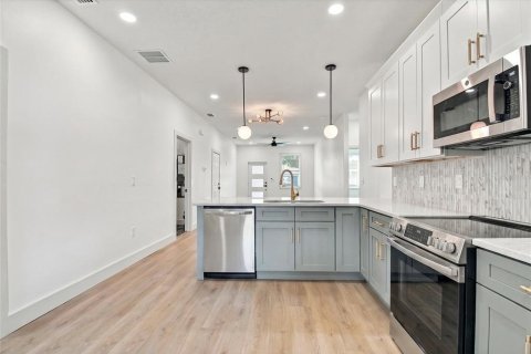 House in Tampa, Florida 3 bedrooms, 130.62 sq.m. № 2431813 - photo 7