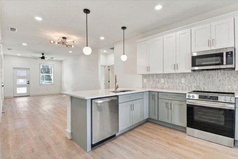 House in Tampa, Florida 3 bedrooms, 130.62 sq.m. № 2431813 - photo 9