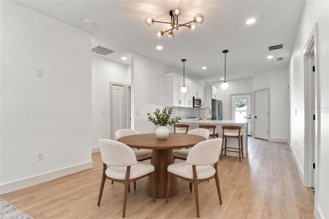 House in Tampa, Florida 3 bedrooms, 130.62 sq.m. № 2431813 - photo 4