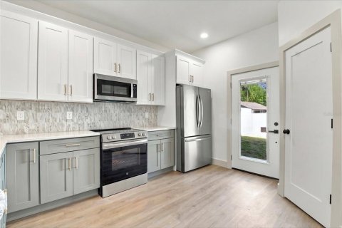 House in Tampa, Florida 3 bedrooms, 130.62 sq.m. № 2431813 - photo 5