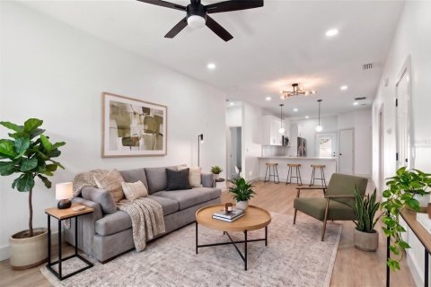 House in Tampa, Florida 3 bedrooms, 130.62 sq.m. № 2431813 - photo 3