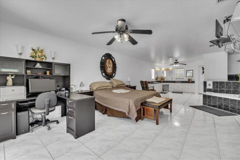 House in Punta Gorda, Florida 2 bedrooms, 172.33 sq.m. № 2103325 - photo 17