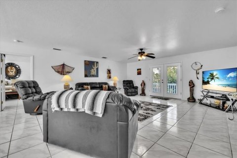 House in Punta Gorda, Florida 2 bedrooms, 172.33 sq.m. № 2103325 - photo 4