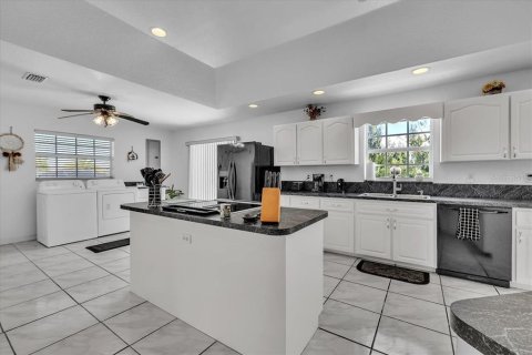 House in Punta Gorda, Florida 2 bedrooms, 172.33 sq.m. № 2103325 - photo 10