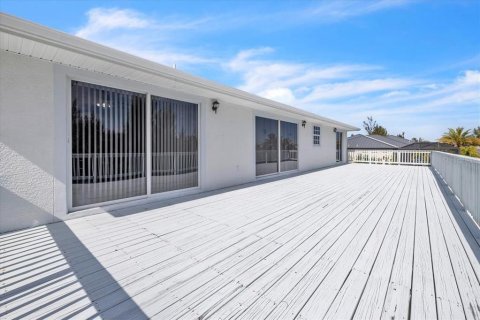 House in Punta Gorda, Florida 2 bedrooms, 172.33 sq.m. № 2103325 - photo 28