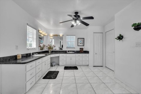 House in Punta Gorda, Florida 2 bedrooms, 172.33 sq.m. № 2103325 - photo 19