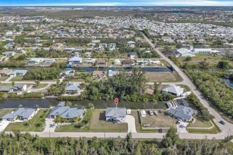 House in Punta Gorda, Florida 2 bedrooms, 172.33 sq.m. № 2103325 - photo 2