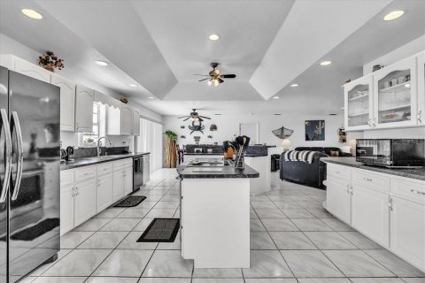 House in Punta Gorda, Florida 2 bedrooms, 172.33 sq.m. № 2103325 - photo 8