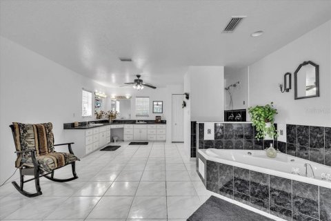 House in Punta Gorda, Florida 2 bedrooms, 172.33 sq.m. № 2103325 - photo 18