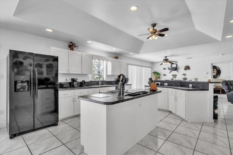 House in Punta Gorda, Florida 2 bedrooms, 172.33 sq.m. № 2103325 - photo 13