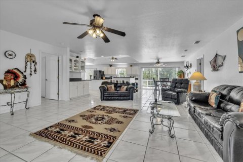 House in Punta Gorda, Florida 2 bedrooms, 172.33 sq.m. № 2103325 - photo 5
