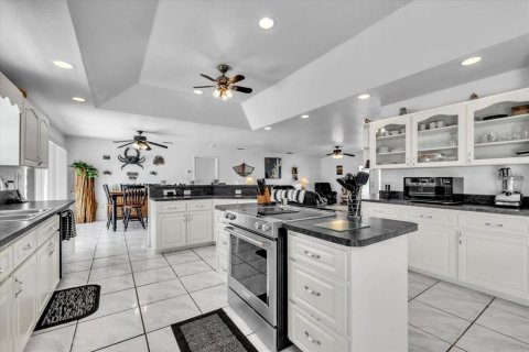 House in Punta Gorda, Florida 2 bedrooms, 172.33 sq.m. № 2103325 - photo 9