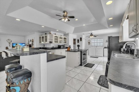 House in Punta Gorda, Florida 2 bedrooms, 172.33 sq.m. № 2103325 - photo 12