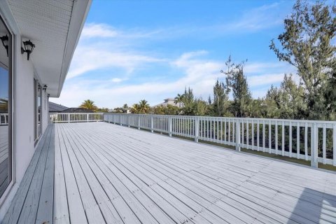 House in Punta Gorda, Florida 2 bedrooms, 172.33 sq.m. № 2103325 - photo 29
