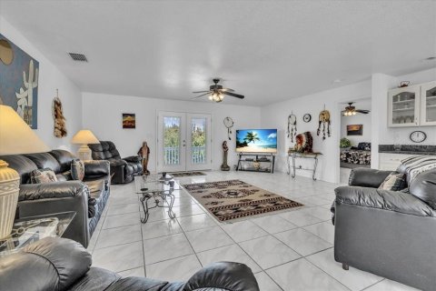 House in Punta Gorda, Florida 2 bedrooms, 172.33 sq.m. № 2103325 - photo 3