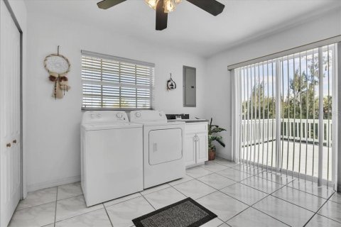 House in Punta Gorda, Florida 2 bedrooms, 172.33 sq.m. № 2103325 - photo 25
