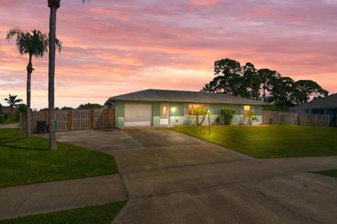 Villa ou maison à Port St. Lucie, Floride 2 chambres, 109.25 m2 № 2359890