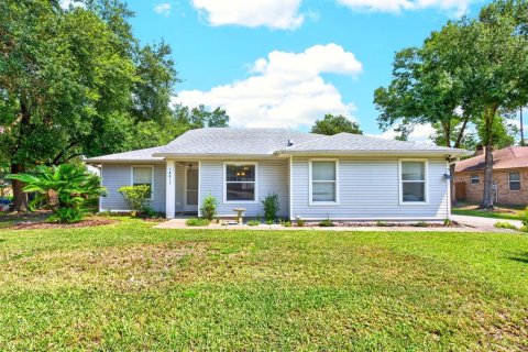 House in Orlando, Florida 3 bedrooms, 118.45 sq.m. № 2323247